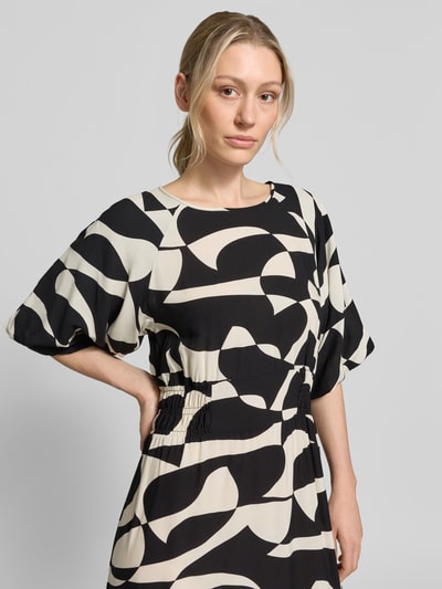 Frauenmodel trägt Damen Midikleid aus Reine Viskose, A-Linie, Allover-Look, Rundhalsausschnitt, Modell 'CHANISE' von Soyaconcept, Nahaufnahme Oberkörper.