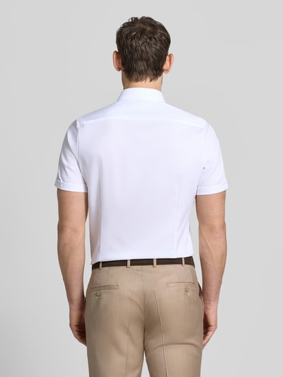 Męski model nosi Slim Fit Business-Hemd mit Kentkragen od OLYMP Level Five, biała bawełna, krój slim fit, krótkie rękawy, widok całej sylwetki z tyłu. Szerokość w rozmiarze 40: 40 cm, długość pleców: 70 cm, długość rękawa: 24 cm.