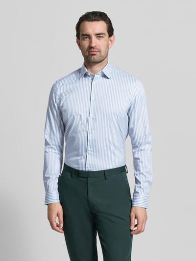 Männermodel trägt Slim Fit Businesshemd mit Kentkragen von Jake*s, gestreift, elastischer Material-Mix, Ganzkörperansicht von vorne.