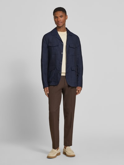 Männermodel trägt Hemdjacke aus Leinen mit Pattentaschen von Zuitable in Dunkelblau, Regular-Fit, Reverskragen, Knopfleiste, Rückenlänge 71 cm bei Größe M, glatte Textur, Ganzkörperansicht von vorne.