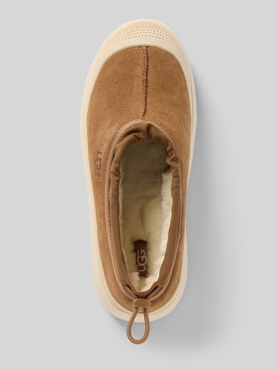 Produktfoto, Boots mit Plateausohle Modell 'TASMAN WEATHER HYBRID' von UGG aus braunem Wildleder, runde Form, Label-Detail, helle profilierte Sohle, sichtbares Innenfutter, Kordelzug mit Stoppverschluss, Größe 44: Absatz 4 cm, Schafthöhe 8 cm, Schaftweite 15 cm, Draufsicht.