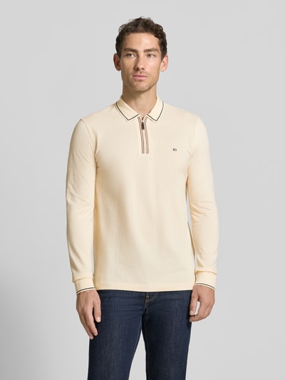 Mannenmodel draagt Slim Fit Poloshirt met Reißverschluss van Christian Berg Men in crème, puur katoen, shirt met lange mouwen, ruglengte bij maat M 75 cm, ganzlichaamsaanzicht van voren.