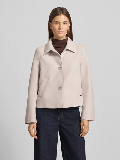 Vrouwenmodel draagt Jacke mit Knopfleiste Modell 'ELVINI' van CINQUE in lichtbeige, materiaal-mix met wol, losse pasvorm, voorkant, hemdkraag, steekzakken, labeldetail, volledige bovenlichaam vooraan.