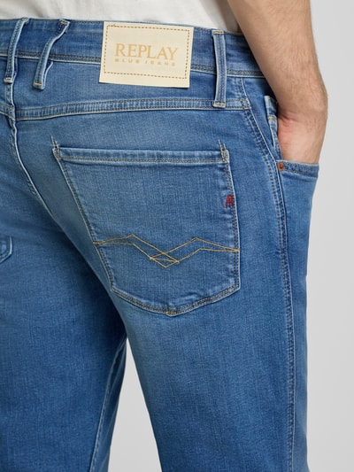 Mężczyzna nosi Jeans mit 5-Pocket-Design Modell 'Anbass' od Replay z bawełny z elastanem, krój regular fit, detal tylnej kieszeni, zdjęcie z tyłu zbliżenie