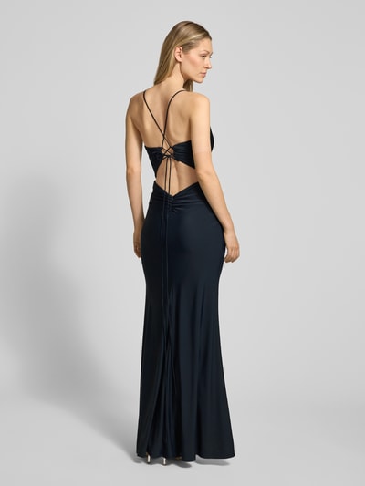 Männermodel trägt Slim Fit Abendkleid mit Gehschlitz von Laona, czarny, długie, z marszczeniami, krój slim fit, rozcięcie, dekolt na plecach, cienkie ramiączka, zamek, szerokość w rozmiarze 36: 34 cm, całopostaciowy widok z tyłu.