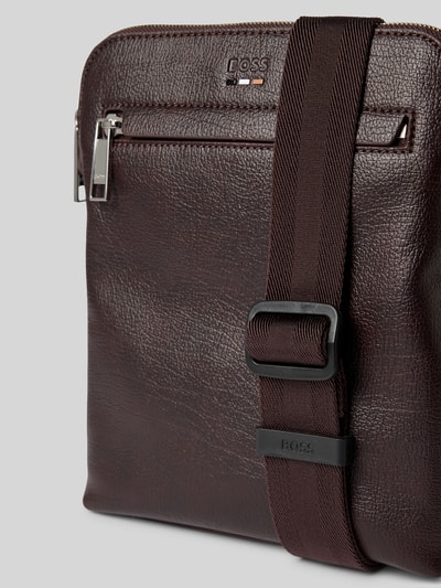 Produktfoto, braune Umhängetasche mit Label-Detail Modell 'Ray_RP_Envelope' von BOSS aus glattem Leder mit sichtbarer Textur, Herren Umhängetasche von BOSS