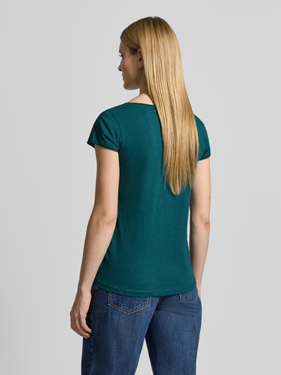 Frauenmodel trägt Regular Fit T-Shirt aus reiner Baumwolle von Tom Tailor, melanż, krótki rękaw, dekolt w łódkę, dżersej, zrolowany brzeg, Ganzkörperansicht Rückansicht.