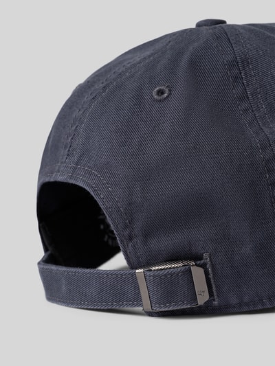 Produktfoto, dunkelblaue Basecap aus reiner Baumwolle Modell 'NEYYAN' von '47 mit verstellbarem Verschluss, stabilem Schirm, Luftlöchern und gesticktem Logo, klassische Passform, Struktur und Nähte gut erkennbar