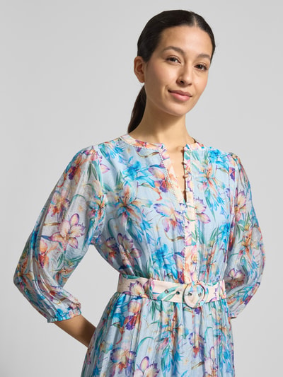 Frauenmodel trägt Knielanges Kleid im Allover-Look mit Gürtel von Christian Berg Woman Selection, florale Muster, Viskose-Mix, Nahaufnahme Oberkörper.