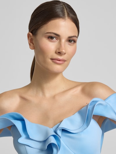 Frauenmodel trägt Slim Fit Maxikleid mit Gehschlitz von Lipsy in Hellblau mit Raffung, Elastischer-Material-Mix, Ärmelloses-Design, Nahaufnahme Oberkörper.