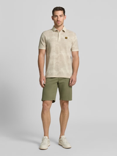 Männermodel trägt Shorts mit Eingrifftaschen von PME Legend aus Baumwoll-Elasthan-Mix in Regular-Fit, Grünton, Ganzkörperansicht von vorne.