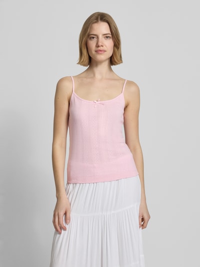 Frauenmodel trägt Regular Fit Top aus reiner Baumwolle Modell 'MARIE' von Pieces, Optik: Unifarben, Struktur, Rundhals, ohne Ärmel, Ganzkörperansicht von vorne.