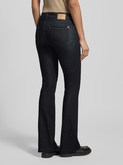 Frauenmodel trägt Flared Fit Jeans im 5-Pocket-Design Modell 'Shakira' von BRAX, dunkler Baumwoll-Mix, Ganzkörperansicht Rückansicht.