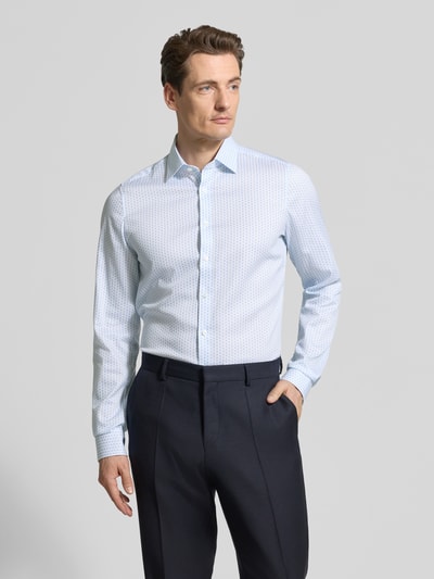 Männermodel trägt Body Fit Business-Hemd mit Kentkragen von OLYMP Level Five, Baumwoll-Elasthan-Mix, feines Muster, Ganzkörperansicht von vorne. Rückenlänge bei Größe 40L: 82 cm, Schulterbreite: 44 cm, Ärmellänge: 72 cm, Knopfleiste.