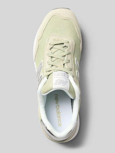Produktfoto, Sneaker mit Logo-Detail von New Balance in Beige mit abgerundeter Passform, Schnürverschluss, leicht profilierter Sohle, Größe 39