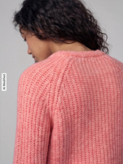 Frauenmodel trägt Regular Fit Strickjacke mit Woll-Anteil Modell 'ASHLEY CARDIGAN' von Pepe Jeans in Rosa, grobe Strickstruktur, Nahaufnahme Rückansicht, Damen Strickjacke von Pepe Jeans, KI-modifiziertes Bild.