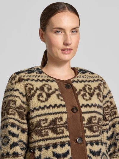 Frauenmodel trägt Regular Fit Teddyjacke mit Rundhalsausschnitt Modell 'LINDAU' von VERO MODA, beige-braune Muster, kuschelige Textur, Nahaufnahme Oberkörper, Damen Teddy- / Webpelzjacke.