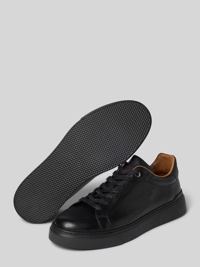 Produktfoto, Sneaker aus echtem Leder von La Martina w kolorze czarnym, zaokrąglony krój, wiązanie, detal z logo, wysokość obcasa w rozmiarze 44: 4 cm, wysokość cholewki w rozmiarze 44: 8 cm, szerokość cholewki w rozmiarze 44: 10 cm.