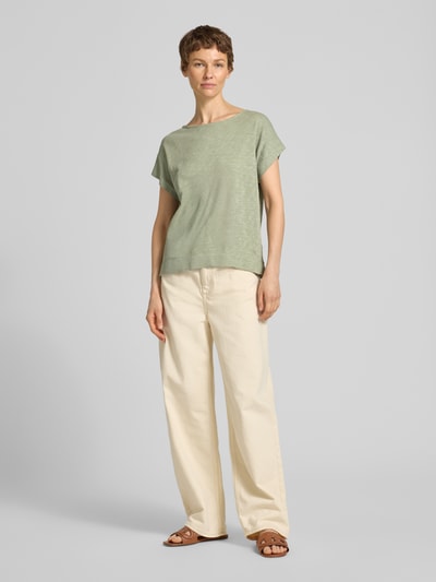 Frauenmodel trägt Relaxed Fit T-Shirt aus reiner Baumwolle von Marc O'Polo in Melange-Optik, U-Boot-Ausschnitt, Logo-Print, Kurzarm, Ganzkörperansicht von vorne.