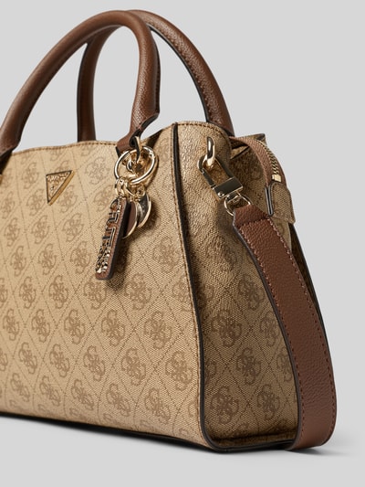 Productfoto, Handtasche mit Logo-Muster Modell 'ECO NOELLE II' van Guess, bruin, goudkleurige details, ritssluiting, schouderriem, label, textuurrijk