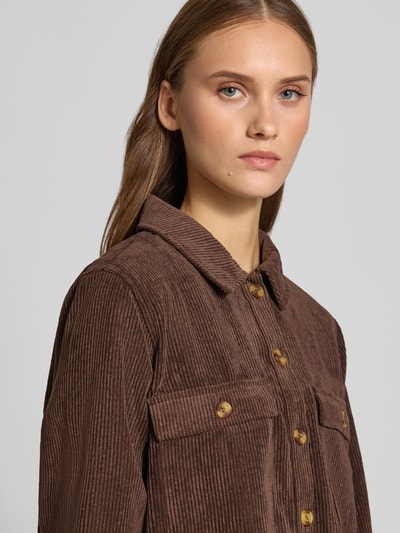 Frauenmodel trägt braune Relaxed Fit Langarmbluse in Cord-Optik Modell 'EFFI' von PIECES, strukturierte Oberfläche, Nahaufnahme Oberkörper. Damen Langarmbluse.