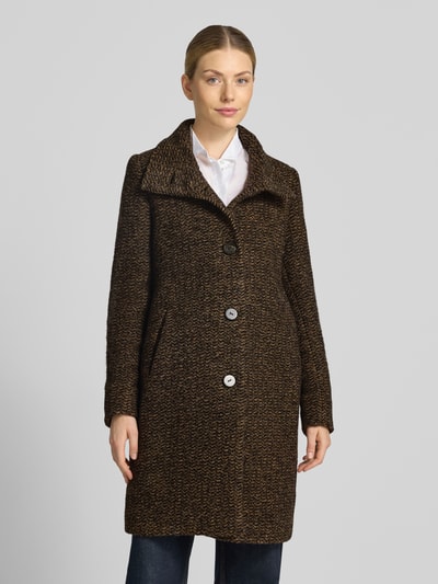 Vrouwenmodel draagt lange wollen jas van scheerwolmix Model 'PAMELA' van Milo Coats in bruin, recht model, opstaande kraag, steekzakken, doorlopende knoopsluiting, structuur met grove textuur, voorkant volledige lichaamsweergave. Ruglengte maat 36: 101 cm, schouderbreedte: 38 cm, borstwijdte: 50 cm, mouwlengte: 66 cm.