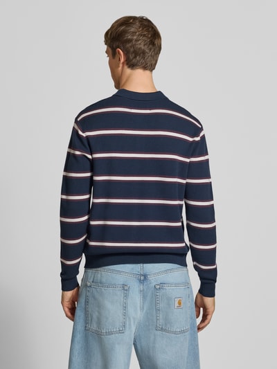 Männermodel trägt Langarm-Poloshirt aus Viskose-Mix im Allover-Look von JACK & JONES, dunkelblauer Stoff, Streifenmuster, Ganzkörperansicht Rückansicht. Regular Fit, Knopfleiste, Rückenlänge bei Größe M: 63 cm