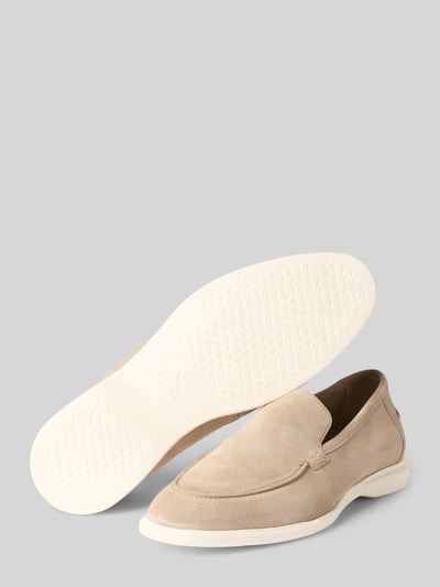 Produktfoto, Loafers mit leicht strukturierter Sohle Modell 'STRIDE FLEX' von Lloyd w beżowym kolorze, zaokrąglony nosek, ozdobne szwy, lekko fakturowana podeszwa, wysokość obcasa w rozmiarze 44: 2 cm, wysokość cholewki w rozmiarze 44: 7 cm, szerokość w rozmiarze 44: 12 cm