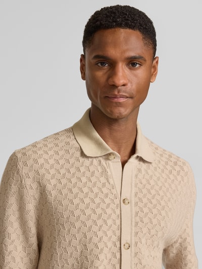 Männermodel trägt Relaxed Fit Freizeithemd aus reiner Baumwolle Modell 'NAPPO' von BOSS in Strickoptik, beige, Nahaufnahme Oberkörper.