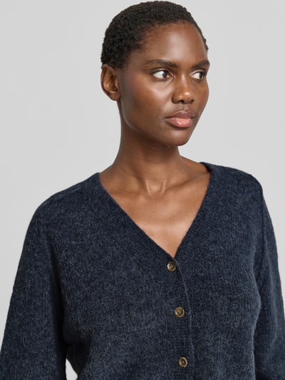 Vrouwenmodel draagt Strickjacke aus Alpaka-Mix mit Leinen-Anteil Modell 'Thora' van MOS MOSH, donkerblauw, V-hals, knoopsluiting, rechte fit, 3/4-mouw, zachte textuur, Nahaufnahme bovenlichaam.