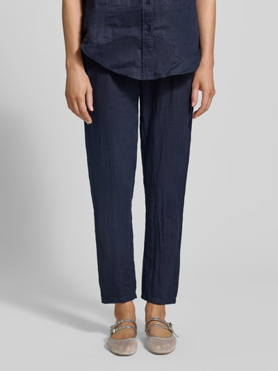 Kobiece model nosi Leinenhose mit elastischem Bund Modell 'Pa44uline' od ZABAIONE, len, krój regular fit, tunel, ciemnoniebieski, długość wewnętrzna nogawki 71 cm, szerokość w rozmiarze S: 36 cm, widok całej sylwetki z przodu.