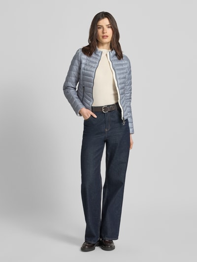 Frauenmodel trägt Steppjacke mit Stehkragen von Gil Bret in Hellblau, Zweiwege-Reißverschluss, Reißverschlusstaschen, Körpernahe Passform, Rückenlänge 56 cm, Schulterbreite 39 cm, Brustweite 47 cm, Ärmellänge 66 cm, Ganzkörperansicht von vorne
