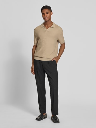 Męski model nosi Regular Fit Poloshirt aus reiner Baumwolle Modell 'NATALO' von BOSS, efekt: jednolity kolor, kołnierzyk polo, dekolt w serek, krótki rękaw, zakończenie prążkowane, wykończenie: prążkowane, wykończenie materiału: pika, materiał: bawełna, Ganzkörperansicht von vorne.