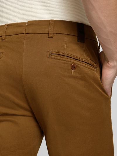 Männermodel trägt Regular Fit Chino aus Baumwoll-Mix Modell 'Lupus' von MMX in Braun, glatte Oberfläche, Nahaufnahme Rückansicht, Herren Chino von MMX
