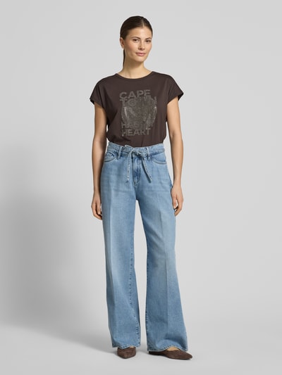 Frauenmodel trägt Regular Fit T-Shirt mit Statement-Print von monari, Baumwoll-Modal-Mix, Rundhalsausschnitt, Kurzärmelig, Rückenlänge 56 cm, Ganzkörperansicht von vorne.