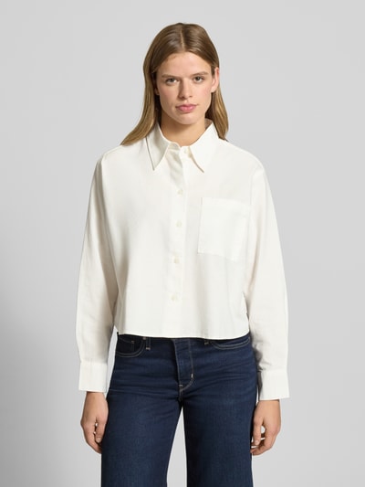 Kobiece modelka nosi Boxy Fit Hemdbluse aus reiner Baumwolle od Marc O'Polo, jednolity kolor, pudełkowy krój, kołnierzyk koszulowy, długi rękaw, mankiety, listwa guzikowa, kieszeń na piersi, 100% bawełna, Ganzkörperansicht von vorne.