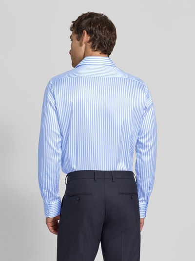 Männermodel trägt Regular Fit Business-Hemd mit Haifischkragen von Christian Berg Men, blau-weiß gestreifte Baumwolle, Ganzkörperansicht Rückansicht. Rückenlänge 79 cm, Schulterbreite 44 cm, Ärmellänge 68 cm.