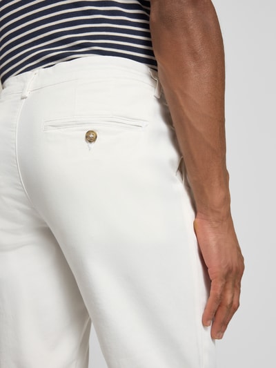 Männermodel trägt Slim Fit Chino aus Baumwoll-Mix von SELECTED HOMME, Optik: Unifarben, Gesäßtaschen, Detailaufnahme Rückansicht.
