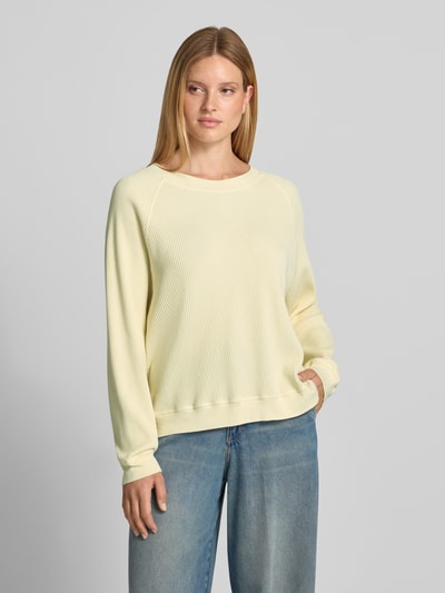 Vrouwenmodel draagt sweatshirt met structuurpatroon van American Vintage, puur katoen, relaxed fit, ronde hals, Model 'USCOW', Ganzetorsoaanzicht van voren.