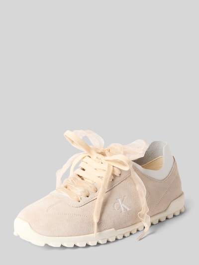 Produktfoto, Low Top Sneaker aus echtem Leder Modell 'LOW PROFILE RUN' von CK Calvin Klein in Two-Tone-Optik mit Ziernähte, Logo-Applikation, abgerundete Schuhspitze, flache Absatzform, organza Schnürsenkel, profiliertem Sohle, Materialverarbeitung Veloursleder.