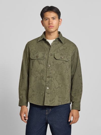 Männermodel trägt Oversized Freizeithemd aus reiner Baumwolle Modell 'Ebolt_1' von HUGO in Olivgrün, lockere Passform, Herren Freizeithemd von HUGO Blue, Ganzkörperansicht von vorne.