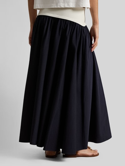 Frauenmodel trägt Ausgestellter Midi-Rock aus reiner Baumwolle von Polo Ralph Lauren, Two Tone Optik, locker geschnitten, Ganzkörperansicht Rückansicht