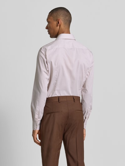 Männermodel trägt gestreiftes Slim-Fit Businesshemd aus reiner Baumwolle Modell 'H-HANK-SP-B1' von BOSS, Ganzkörperansicht Rückansicht, Herren Businesshemd.