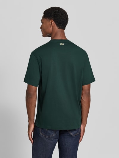 Mannelijk model draagt Regular Fit T-Shirt uit puur katoen van Lacoste in donkergroen, Heren t-shirt, volledige achteraanzicht.