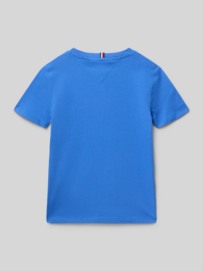 Junge trägt Regular Fit T-Shirt aus reiner Baumwolle von Tommy Hilfiger Teens, Optik: Unifarben, Ärmelform: Kurzarm, Ganzkörperansicht Rückansicht.