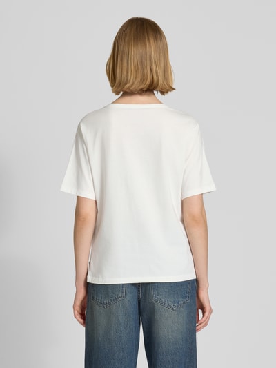 Frauenmodel trägt Regular Fit T-Shirt mit Motiv-Print von monari aus reiner Baumwolle in Weiß, kombiniert mit Jeans, Ganzkörperansicht Rückansicht.