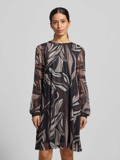 Frauenmodel trägt Knielanges Kleid mit Rundhalsausschnitt von Betty Barclay, Material-Mix, tailliert, abstraktes Muster, Ganzkörperansicht von vorne.