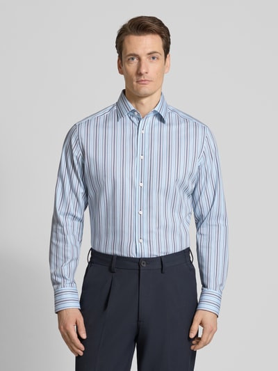 Männermodel trägt Regular Fit Business-Hemd mit Streifenmuster und Kentkragen von OLYMP aus reiner Baumwolle, Ganzkörperansicht von vorne. Rückenlänge bei Größe 40: 83 cm, Schulterbreite 83 cm, Ärmellänge 66 cm.