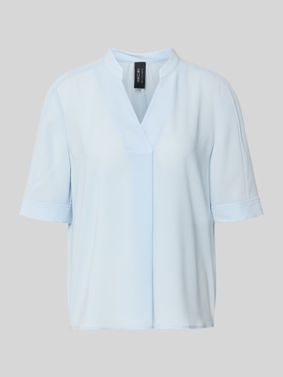 Produktfoto, Regular Fit Bluse mit V-Ausschnitt von Marc Cain, krój regular fit, stójka, dekolt w serek, długość tyłu w rozmiarze 36: 59 cm, długość rękawa w rozmiarze 36: 29 cm, jasnoniebieska, gładka tkanina.