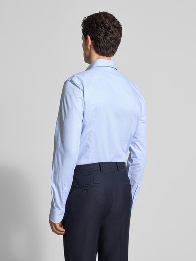 Männermodel trägt Slim Fit Freizeithemd aus reiner Baumwolle von BOSS, efekt: jednolity kolor, krój slim fit, kołnierzyk typu cutaway, koszula casualowa z popeliny bawełnianej, z wyhaftowanym logo, mankiety zapinane na 2 guziki, zaokrąglone wykończenie; całkowity widok od tyłu